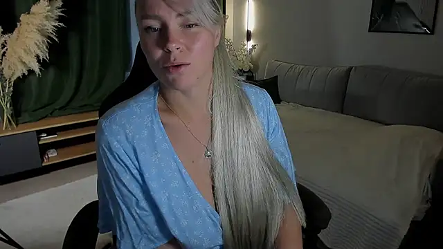 Charming_Daphny webcam