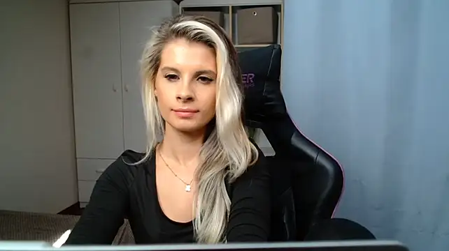 KristineGlow webcam