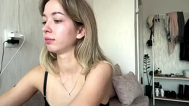 Sara_Bloservety webcam