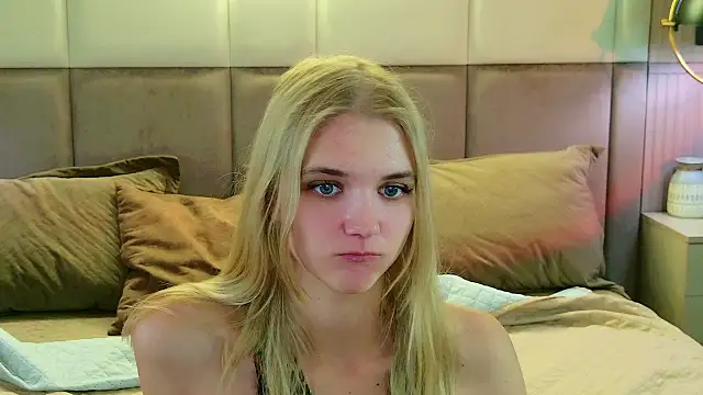 4example_Chloe webcam