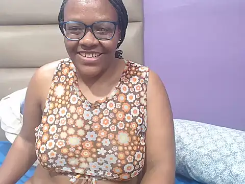 BustyMomo webcam