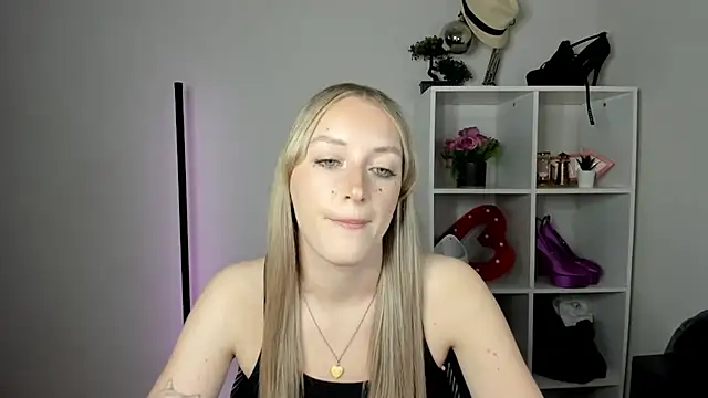 EvelynBlond live cam on StripChat
