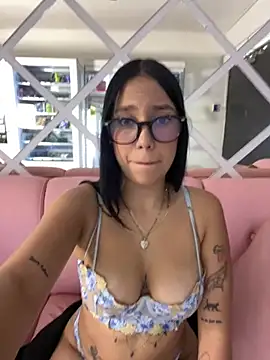 AriaLuxx webcam