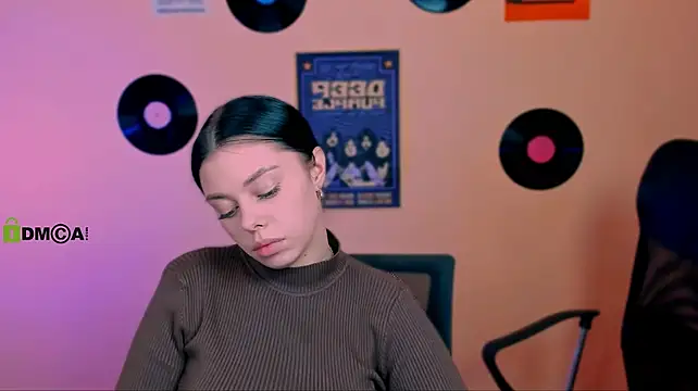 laura_dark_ webcam