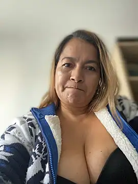 Jlo_69 live on Stripchat