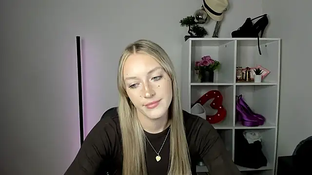 EvelynBlond webcam