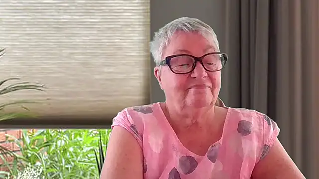 Mystery-Grandmother webcam