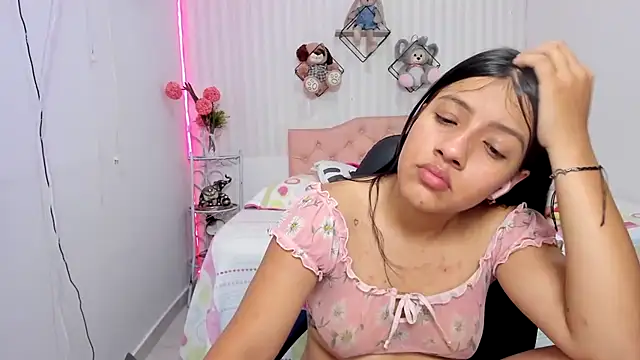 zara_cute live cam on StripChat