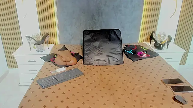 NahomyOwen webcam
