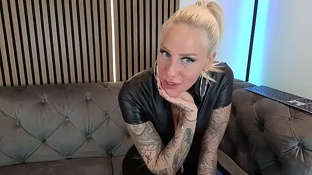 Lara-CumKitten webcam