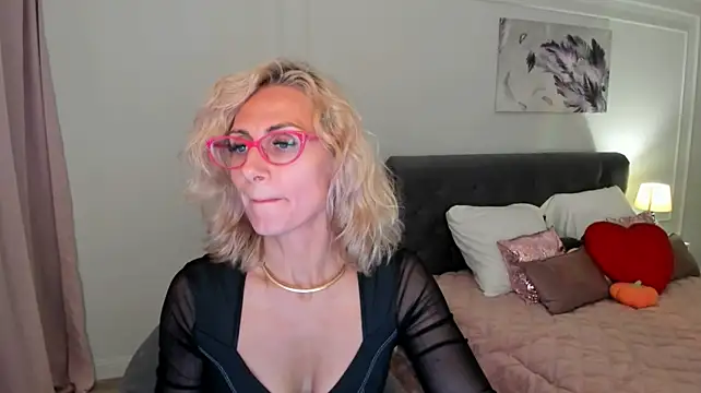 MuseOfStage live on Stripchat