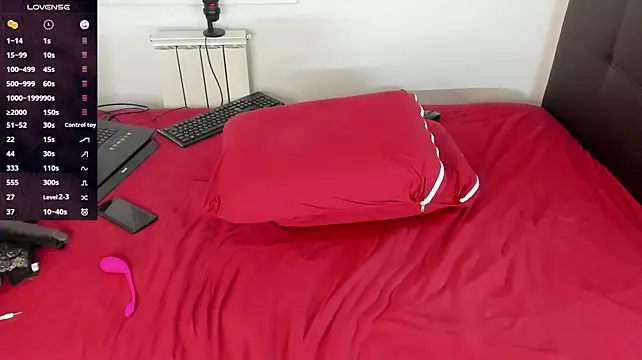 AlicePlushWhispers live cam on StripChat