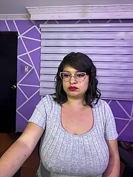 MiiaaJoness webcam