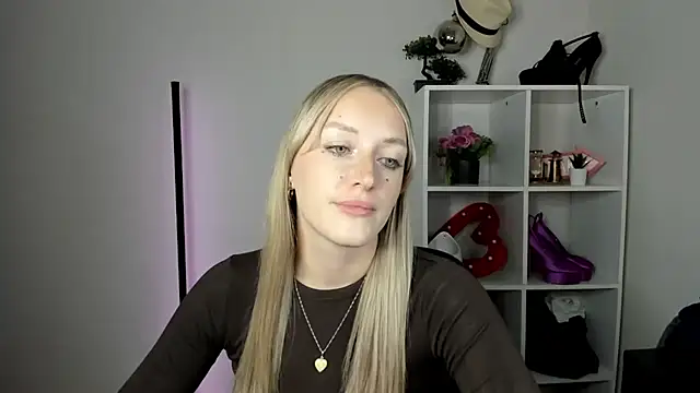 EvelynBlond webcam