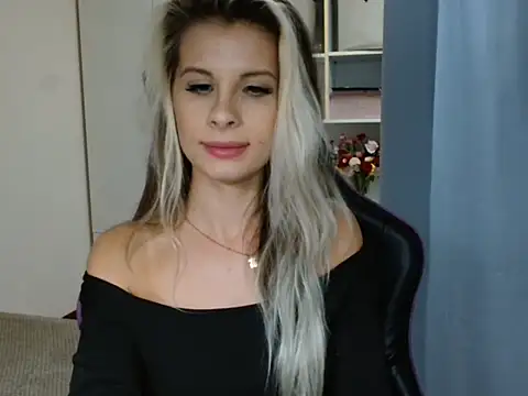 KristineGlow live cam on StripChat