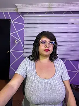 MiiaaJoness webcam