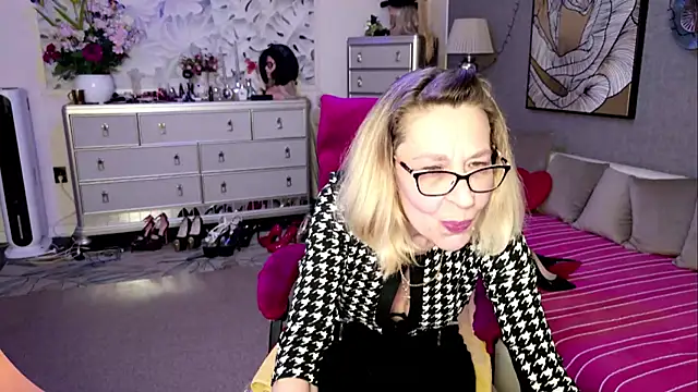 HornyMilf_555 webcam