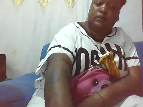 fat_ebonyqueen live cam on StripChat