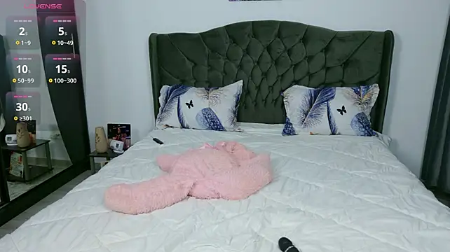Nicol2Naya live cam on StripChat