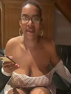 YoungKyraKush webcam