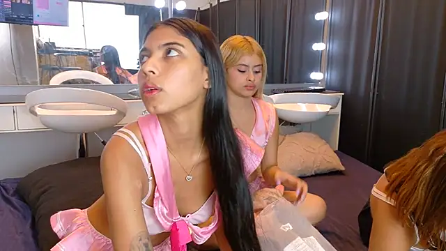 strawberrymia69 webcam