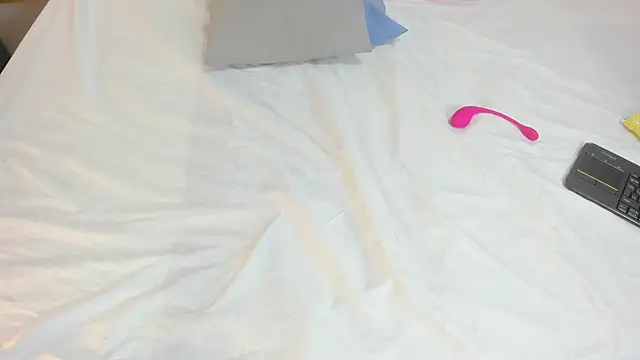 mask_red_girl webcam