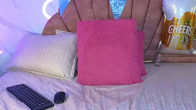 KiraKeyTeen webcam