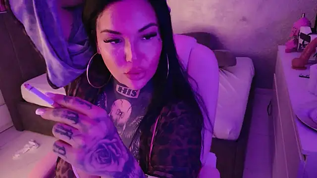 _MelinaCurves_ webcam