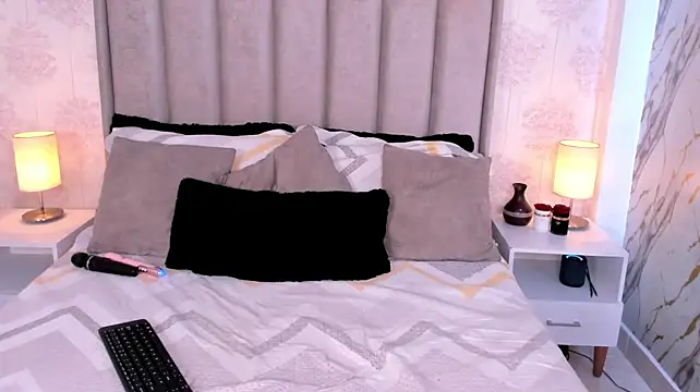 ShaynaHosk webcam