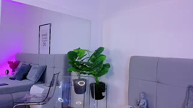 Nicolee_Saint live cam on StripChat