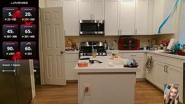 Blondiewithanass live cam