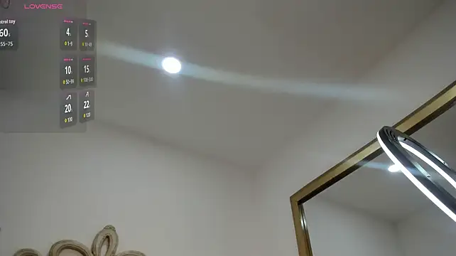 elara_evans webcam