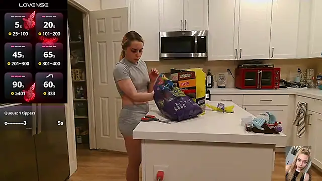 Blondiewithanass live cam on StripChat