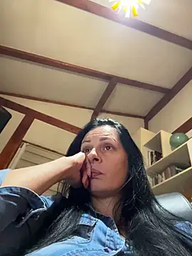MiriamDelyn live cam on StripChat