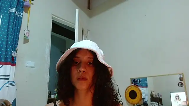 AlinaWoolf_ webcam