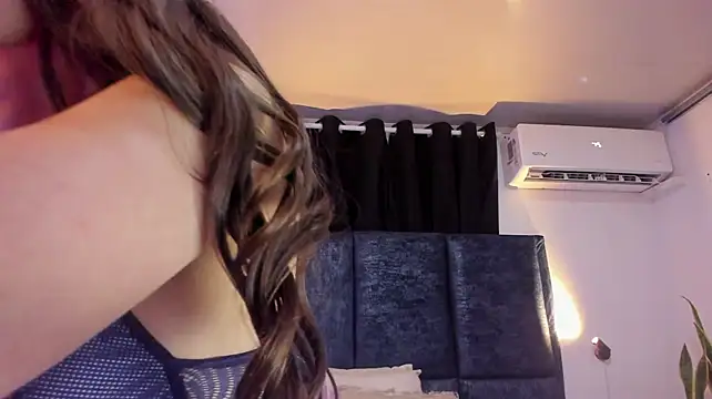 MiaWhiteBunny live cam on StripChat