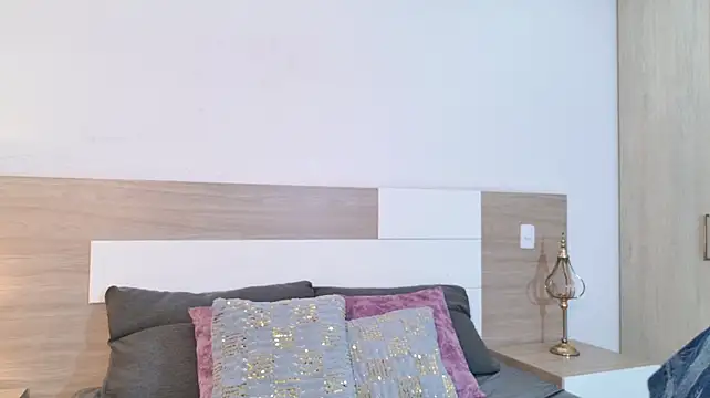 MaiaMoretti live cam on StripChat