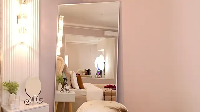 CamillaLarson webcam