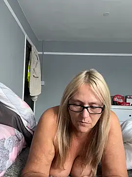 Blondnboujee53 webcam
