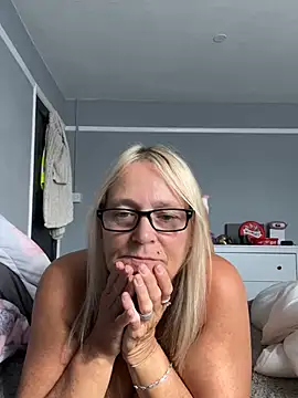 Blondnboujee53 webcam