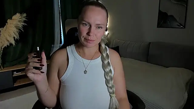 Charming_Daphny webcam