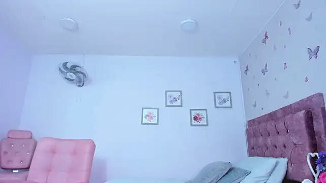 KiiaraaMoon webcam