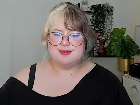 OpheliaLush webcam