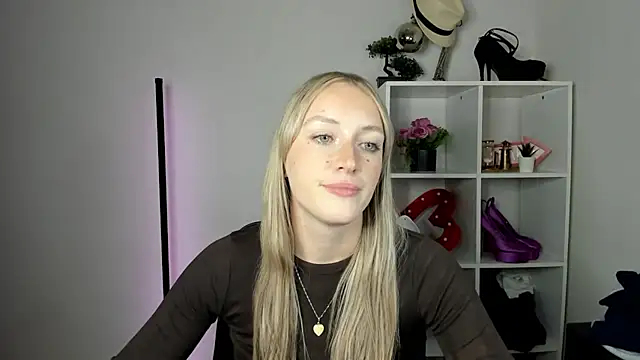 EvelynBlond webcam