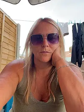 Blondnboujee53 webcam