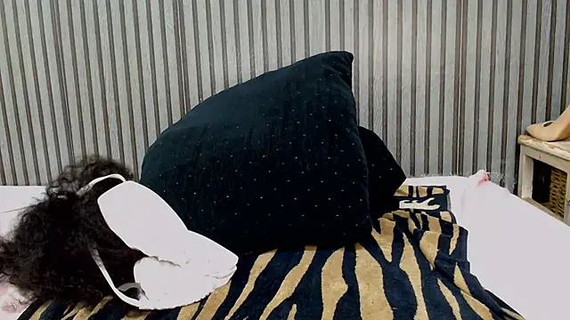 ROYALASS25 webcam