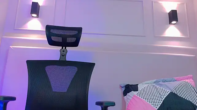 naomiklarc (F teen) - Dildo in pussy and Domi in clit 🥵