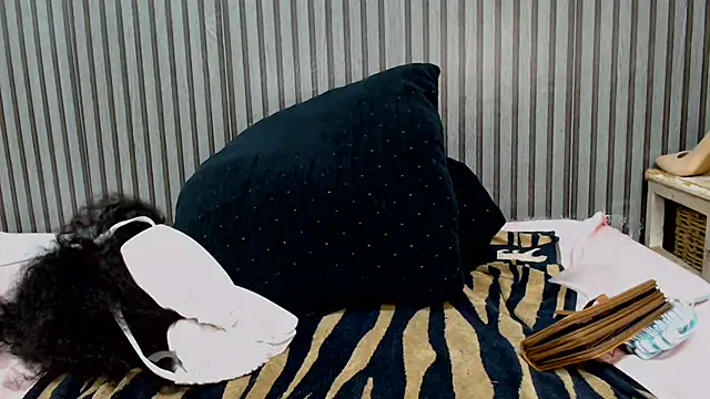 ROYALASS25 webcam