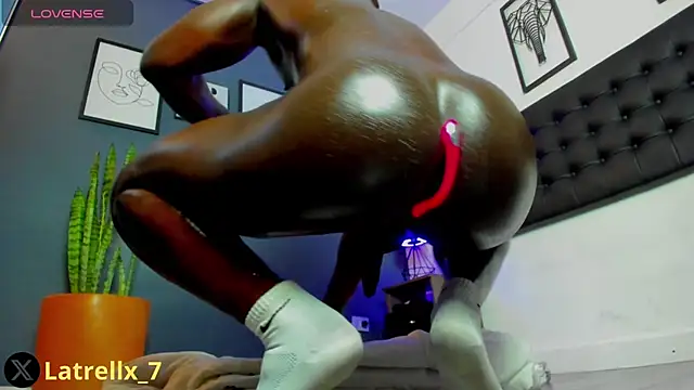 latrellx7 (M young) - Oiled cock🍆
