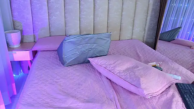 mia_scot webcam
